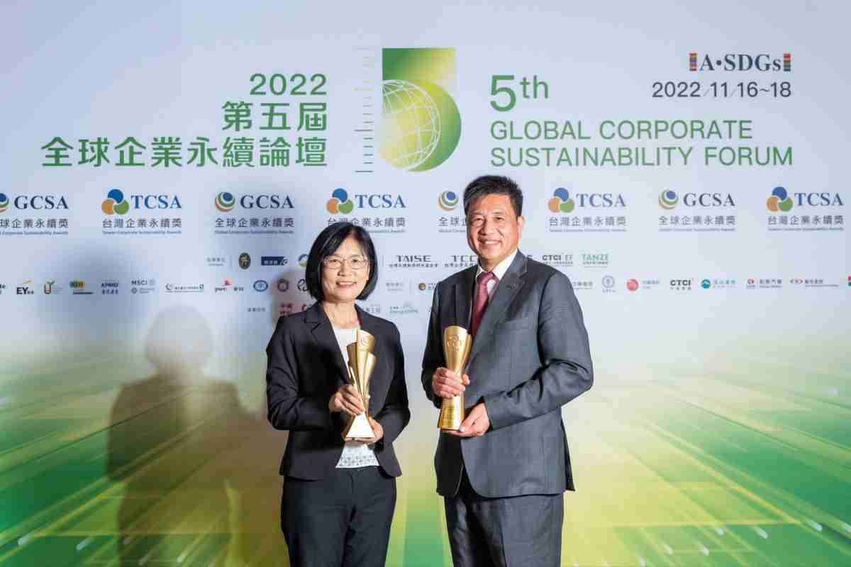 至成国际作为净零碳排先锋，，，期引领价值链伙伴同行共好，，卫冕制造业组“十大典范企业” 二连冠殊荣(左：至成国际光电永续长古秀华，，，，右：至成国际光电董事长暨执行长彭双浪)