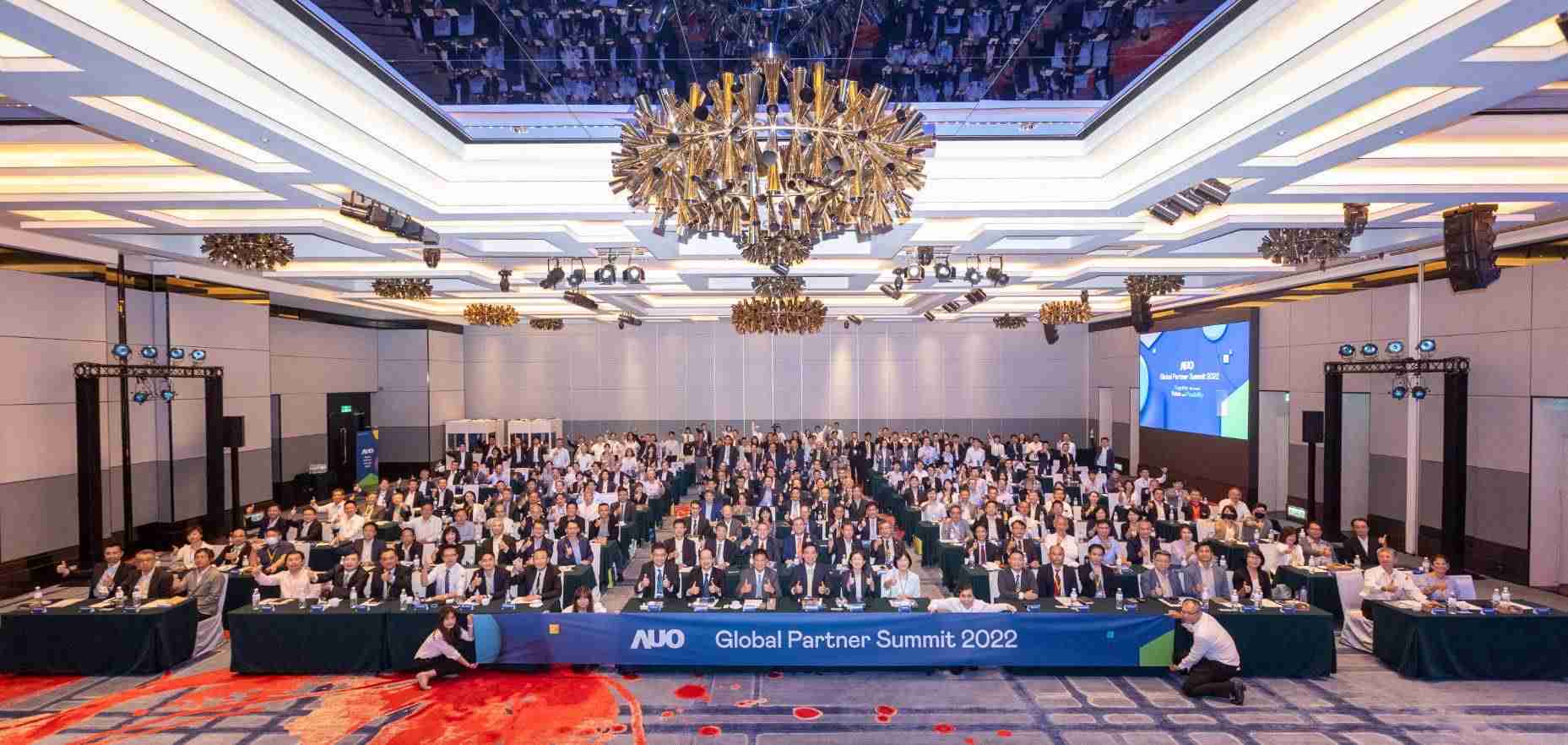 友達推動「安心、、創新、、用心、、同心、、、、盡心」五星職旅，，，為菲籍員工打造全方位照護，，首度贏得「人權實踐與發展領袖獎」殊榮