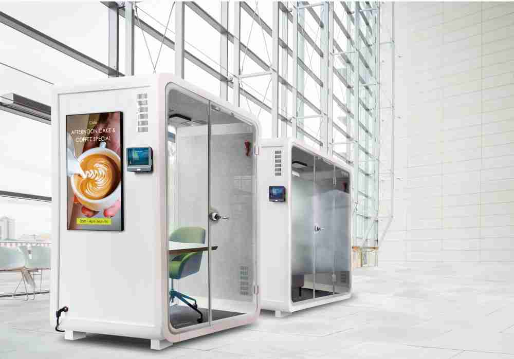 至成国际子公司达擎之智慧行动办公舱，，，，采用PDLC智能调光玻璃设计，，透过通电与断电的电流切换，，，呈现透明与雾面效果，，具节能降耗特性并兼顾隐私，，，确保信息安全