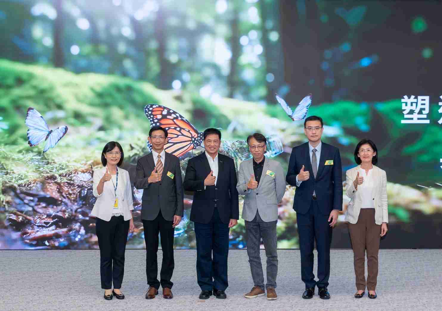 友達2023 CSR共榮大會，，邀請領域專家分享交流生物多樣性管理趨勢、、無塑產品、、海廢永續塑料等議題  （圖左到右：友達光電永續長古秀華、、3M台灣技術長陳君杰、、、友達光電董事長暨集團策略長彭双浪、、、光寶科技企業永續發展處處長陳慶暉、、安永聯合會計師事務所執業會計師曾于哲、、、、友達光電供應鏈總部副總經理吳宜芳）