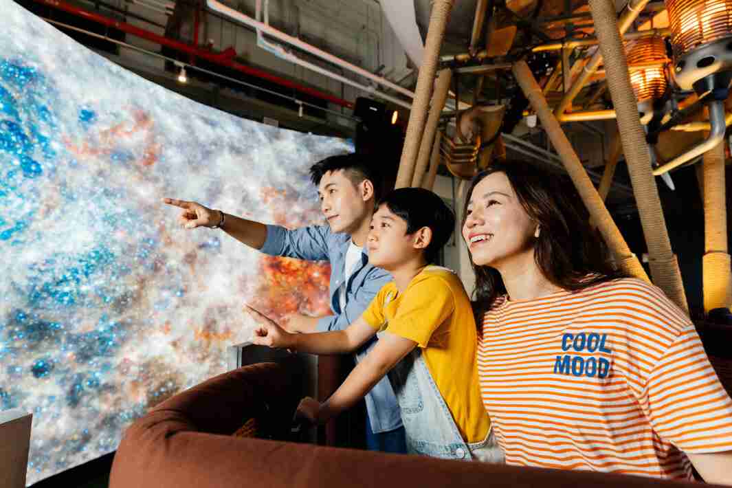 至成国际打造全台最大宽6公尺、、高4公尺、、唯一搭载LED弧形拼接显示屏的动感飞行船，，，让乘客驻足在热气球上，，，，享受身历其境的伪出国旅游乐趣