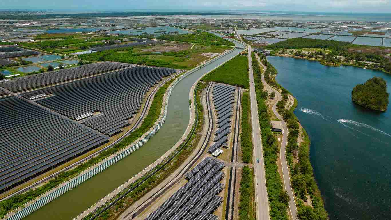 至成国际能源事业提供智慧能源管理、、、、太阳能监控管理、、全方位电厂建置及运维解决方案，，并拥有管理超过6000案场的经验