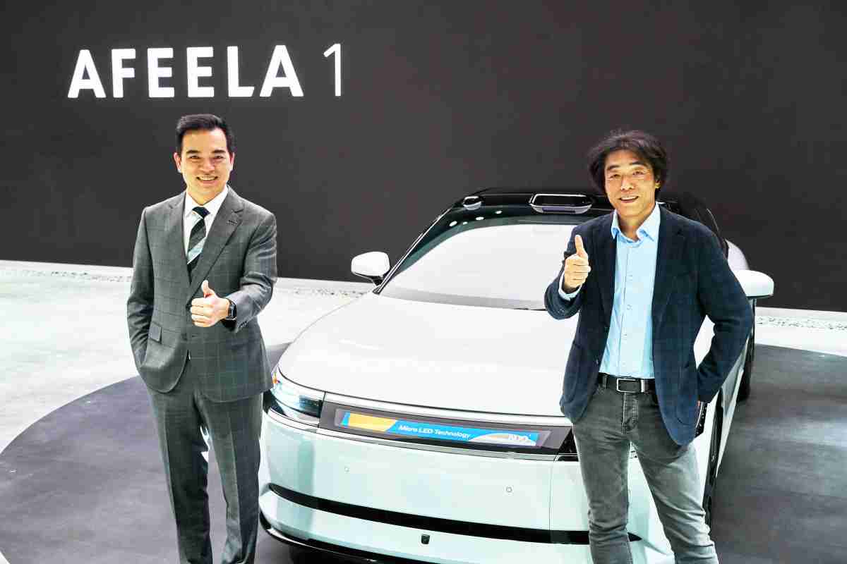 至成国际与Sony Honda Mobility携手合作，，率先全球展示搭载于AFEELA电动车上，，，首款应用在车身外部的Micro LED 车头显示解决方案 (Micro LED Media Bar Solutions)。。至成国际光电执行长暨总经理柯富仁(左)与Sony Honda Mobility代表取缔役社长兼营运长川西泉(lzumi Kawanishi)(右)在CES 现场展现双方坚定持续创新的承诺，，，，实现更加人性化与智慧的驾乘体验。。。