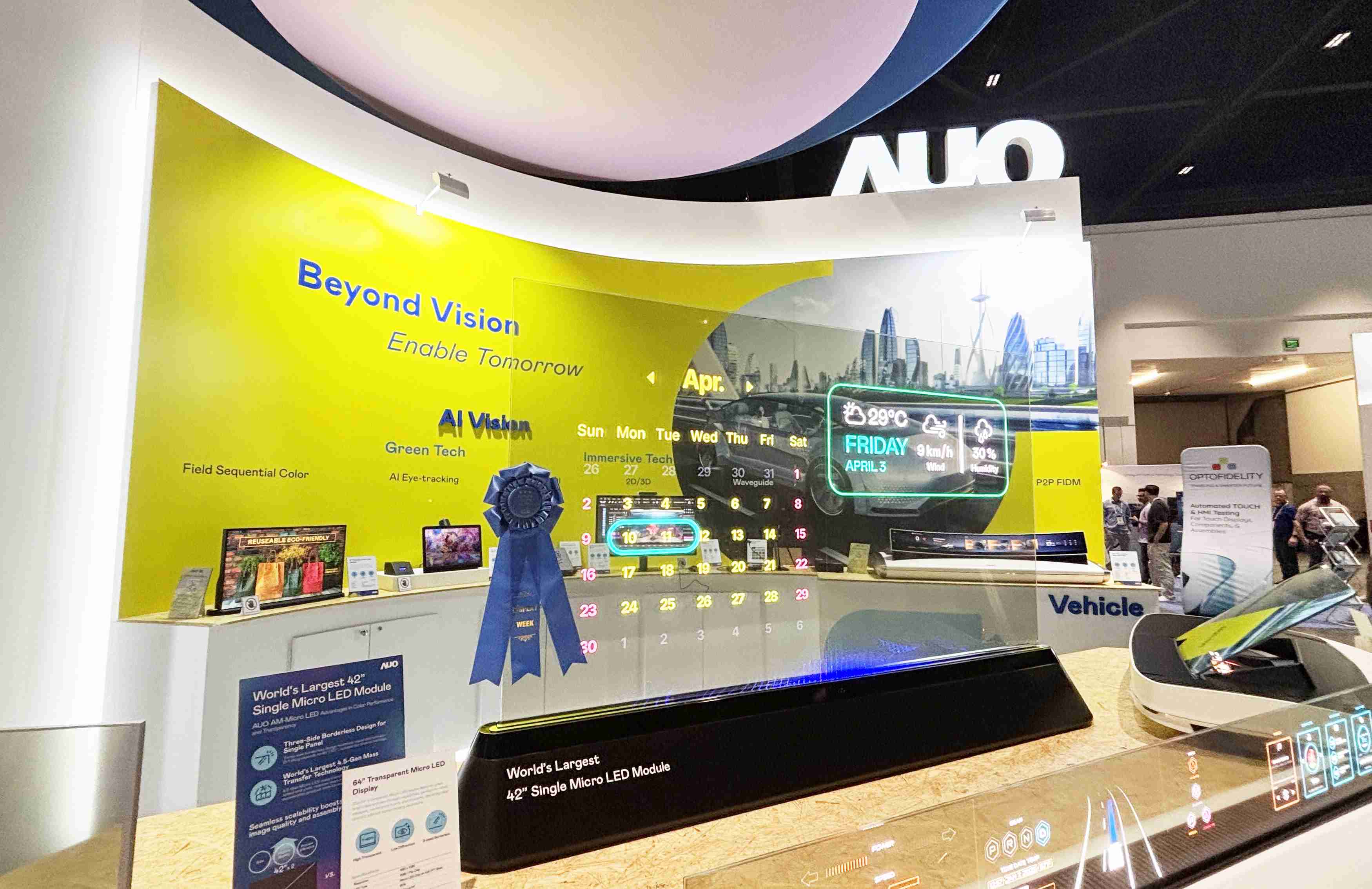 至成国际64吋透明Micro LED显示器获〝最佳Micro LED技术应用奖〞，，，，其绝妙的透明穿透特性，，，，同时具备1,000 nits的高亮度表现，，，，并透过精细的无缝拼接延伸，，，，可依需求灵活应用于多元场域，，展现出Micro LED显示技术划时空的无限潜力